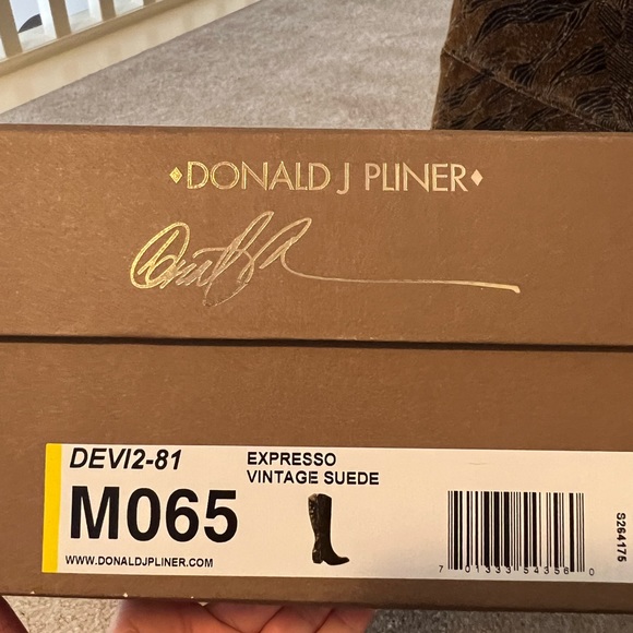 Donald J Pliner. Size 6.5 women’s boot - Picture 5 of 5